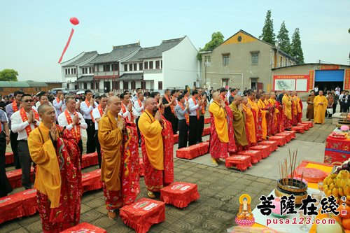 奠基法会由法海法师、明琛法师、法弘法师、惟觉法师、昌智法师、智能法师、续建法师、法定法师、灵宏法师、心海法师、昌发法师、昌宗法师、贤宗法师共同主法（图片来源：菩萨在线 妙雨/摄）