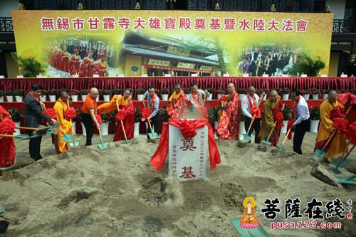 奠基挥锹培土（图片来源：菩萨在线 妙雨/摄）