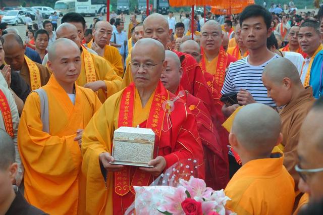 江西上高九峰禅寺举行恭迎本老舍利供奉祈福大典