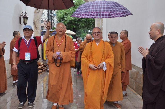 台湾佛教界组百人团访福建寻根礼祖 首站福州市明旸禅师纪念馆