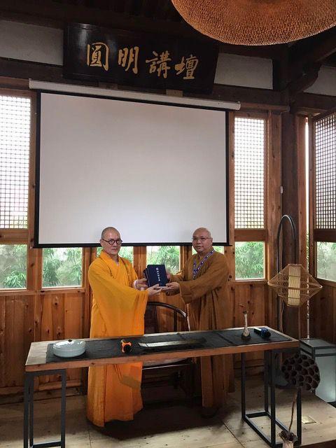 台湾佛教界组百人团访福建寻根礼祖 首站福州市明旸禅师纪念馆