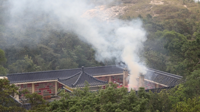 金庸遗体在香港宝莲寺火化一缕轻烟“驾鹤倚天飞”