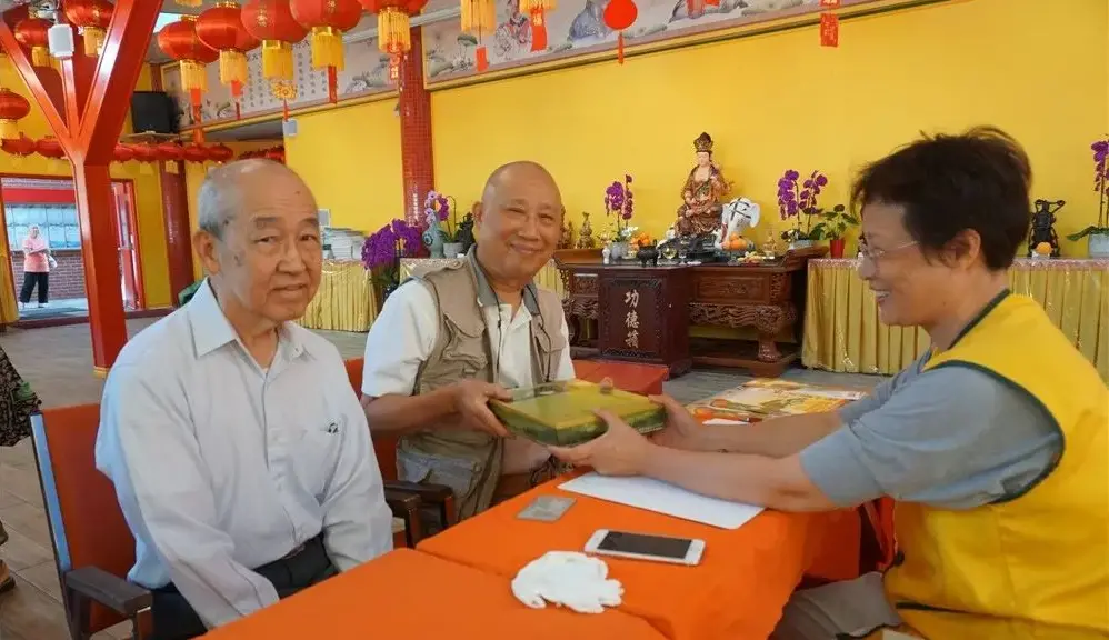 耆老来湛山精舍领取素月饼