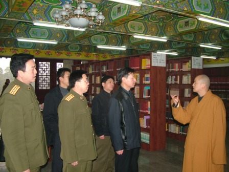 道坚法师向领导们汇报抗日战争时期华岩寺“抗日僧伽救护队”的情况