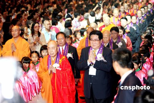 香港举行盛大活动庆佛诞 逾万人祈福颂回归 