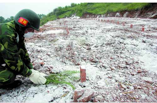 什邡安葬108名遇难学生 108块砖头做墓碑(图)