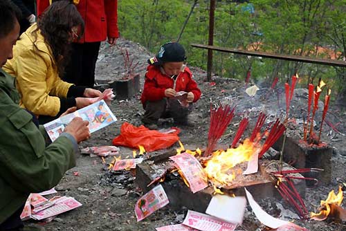 北川民众祭奠亲人