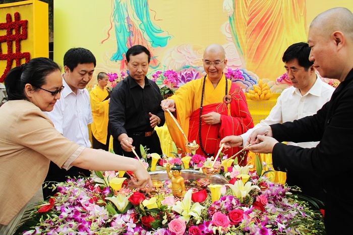 北京龙泉寺隆重举行浴佛法会