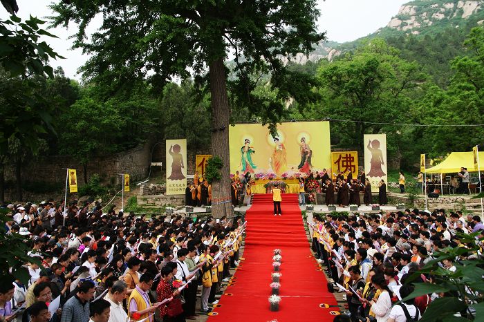 北京龙泉寺隆重举行浴佛法会