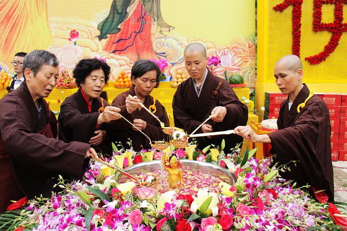 北京龙泉寺隆重举行浴佛法会