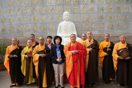 越南駐中國大使贈送北京靈光寺阿彌陀佛聖像一尊