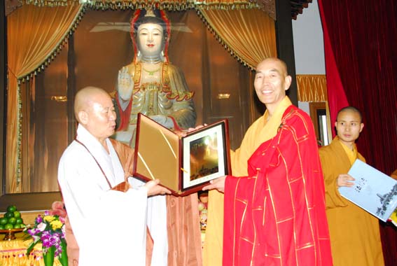 法门寺监院智超法师致词法会现场韩国法师座谈法门寺监院智超法师率四