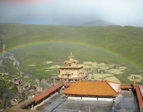 为寺中唯一的活佛,由白玉寺贝诺法王,亚青寺昌根阿瑞仁波切,辽西寺