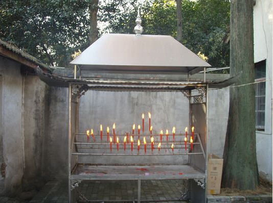 烛台是插放蜡烛,以便点燃照明的用具